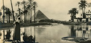Il Cairo - Tempo di inondazione vicino alle piramidi, c1918-c1939 da Unbekannt
