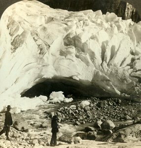 Bocca cavernosa del grande ghiacciaio Brigsdal dove il ghiaccio che si scioglie forma torrenti di montagna, Norvegia, c1905 da Unbekannt