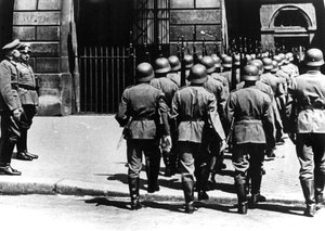 Cambio della guardia al quartier generale tedesco nella Parigi occupata, giugno 1940
