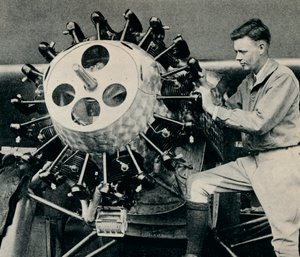 Charles Lindbergh controlla il motore del suo aereo prima del volo transatlantico, 1927 da Unbekannt