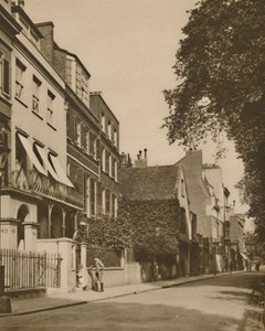 Cheyne Walk, una strada tranquilla che guarda il fiume, ricca di ricordi, c1935 da Unbekannt