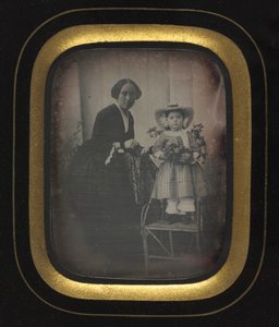 Bambino in piedi su una sedia che tiene fiori, con madre, c1855 da Unbekannt