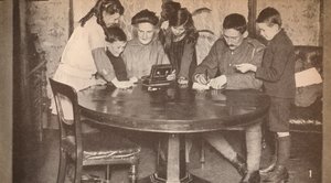 Bambini che svuotano i loro salvadanai per investire in prestiti di guerra, c1917, 1935 da Unbekannt