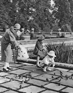 Bambini che nutrono i passeri a Hyde Park, Londra, 1926-1927 da Unbekannt