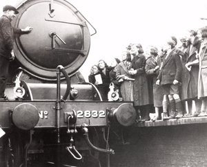 Bambini che guardano una locomotiva a vapore, 3 marzo 1936