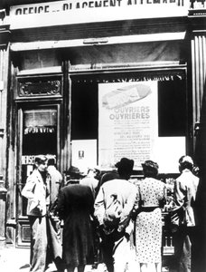 Cittadini di Parigi fuori da un ufficio di reclutamento del lavoro tedesco, 1940-1944