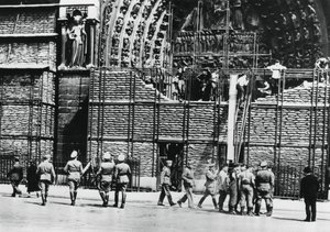 Rimozione della protezione di sacchi di sabbia dalla facciata di Notre Dame, Parigi occupata dai tedeschi da Unbekannt