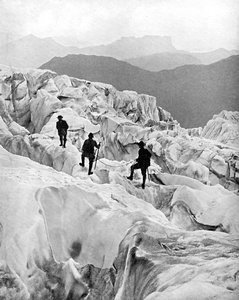 Scalata attraverso la cascata di ghiaccio di Bossons sulla via per il Monte Bianco, Svizzera, inizio XX secolo