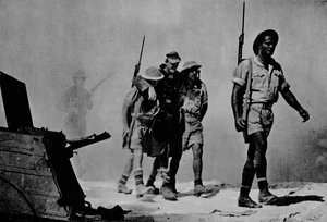 Primo piano di una grande battaglia. Gli australiani stanno portando un prigioniero ferito da Unbekannt