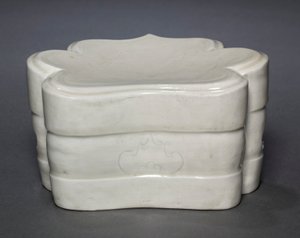 Cuscino a collare di nuvole con onde, 1000-1100 da Unbekannt