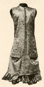 Cappotto e pantaloni completi di seta fiorita rosso scuro, 1681, 1937