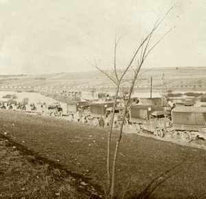 Colonna di camion sulla Voie Sacrée, Verdun, Francia settentrionale, c1914-c1918 da Unbekannt