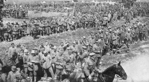 Colonne di prigionieri tedeschi, Somme, Francia, 1918 da Unbekannt