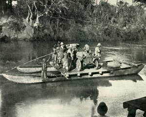 Trasporto di veicoli a motore attraverso il fiume Mbaka, Africa Orientale Tedesca, 1919 da Unbekannt