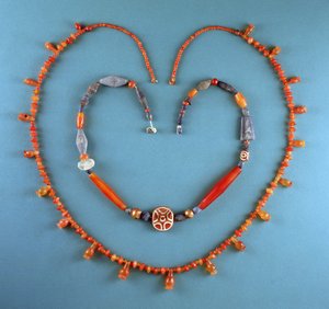 Collana di corniola da Tell Farah (Sud), Israele, c.1300 a.C.; Collana di lapislazzuli, corniola e corniola incisa da Kish, Iraq, c.2500 a.C.