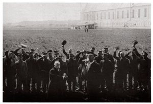 Il conte Zeppelin salutato dai membri della flotta di dirigibili navali, Germania, 1914-1917, 1933 da Unbekannt