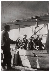 Conte Zeppelin con sua figlia nella gondola dello Zeppelin LZ3, Germania, c1906-1908, 1933 da Unbekannt