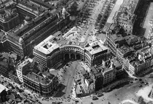 Folla che si raduna a The Mall per la parata del colore, Londra, 1926-1927 da Unbekannt