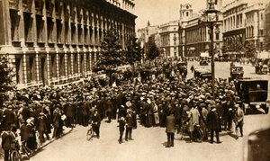 Folle in attesa fuori Downing Street a Londra per notizie sulla guerra, luglio 1914, 1933