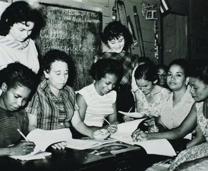 Rivoluzione cubana: donne che partecipano ai programmi educativi istituiti dalla campagna di alfabetizzazione di Fidel Castro nelle campagne, primi anni 