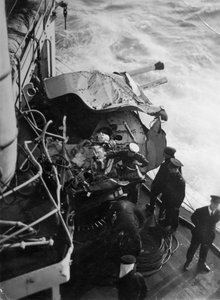 Cannone antiaereo danneggiato sulla nave da battaglia britannica HMS Malaya, al largo della costa del Portogallo, 1937 da Unbekannt