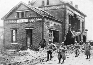 Stazione ferroviaria danneggiata a Roye, Francia, Prima Guerra Mondiale, 1918, c1920 da Unbekannt