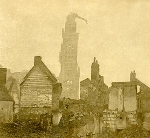 Guglia danneggiata di Notre-Dame de Brebières, Albert, Francia settentrionale, c1915-c1918 da Unbekannt