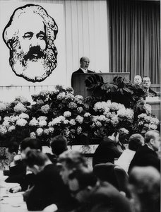 Il presidente del Consiglio di Stato della Repubblica Democratica Tedesca Walter Ulbricht a una conferenza in occasione del 150º compleanno di Karl Marx. Sala congressi di Berlino. 2 maggio 1968 da Unbekannt