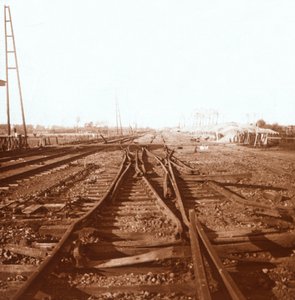 Binari ferroviari distrutti, Roeselare, Fiandre, Belgio, c1914-c1918 da Unbekannt