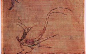 (dettaglio) di un tessuto di seta cinese ricamato con una fenice da una tomba scita da Unbekannt
