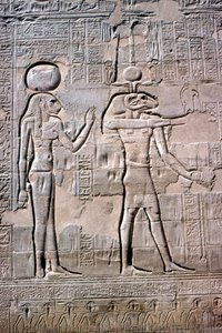 (dettaglio) di un rilievo di Sekhmet e Knum, Tempio di Khnum, Periodi Tolemaico e Romano da Unbekannt