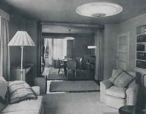 Sala da pranzo e soggiorno, divisi solo da tende pesanti in un attraente tessuto moderno, 1942 da Unbekannt