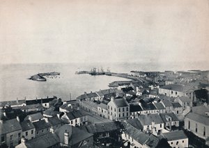 Donaghadee - Vista dalla torre della chiesa, mostrando il porto, 1895 da Unbekannt