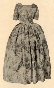 Abito di seta cinese color crema, indossato da Lady Stuart nella colonia di Barbados