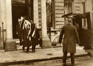 La bara di Earl Haig portata fuori dalla casa dove è morto, Londra, 29 gennaio 1928 da Unbekannt