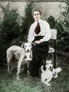 Edith Cavell con i suoi cani da compagnia, c1915