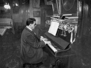 Edouard Herriot, politico radicale francese, che suona il piano, 1925