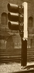 Segnali di lampada elettrica, con ombre per uso diurno, alla stazione di Baker Street, Metropolitan Railway, 193 da Unbekannt