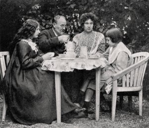 Emile Zola, romanziere francese, con la sua famiglia, 1899 da Unbekannt