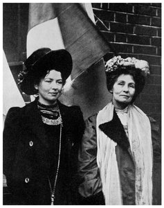 Emmeline Pankhurst, suffragetta britannica, e sua figlia Christabel da Unbekannt