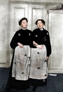 Emmeline e Christabel Pankhurst, suffragette inglesi, in abiti da prigione, 1908 da Unbekannt