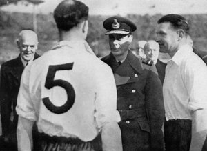 Il calciatore inglese Eddie Hapgood incontra il re Giorgio VI
