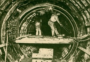 Allargamento dei tunnel sulla City and South London Railway, mostrando nuovi e vecchi diametri, 1930 da Unbekannt