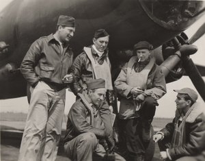 Ernie Pyle con un equipaggio di bombardieri