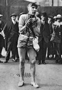 Escapologo che intrattiene gli spettatori in coda al teatro, Londra, 1926-1927 da Unbekannt