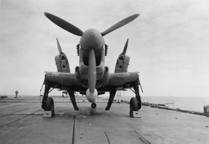 Aereo Fairey Firefly pronto per essere trasportato all