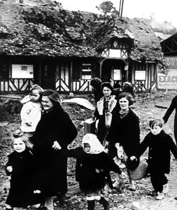 Famiglie che lasciano il loro villaggio bombardato durante lo sbarco in Normandia, Francia da Unbekannt