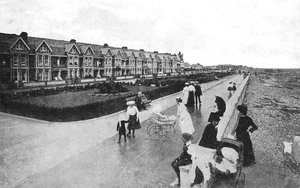 Famiglie a passeggio sulla New Parade, East Worthing, West Sussex, c. 1900s-c. 1920s da Unbekannt