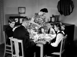 Famiglia a colazione, c 1948