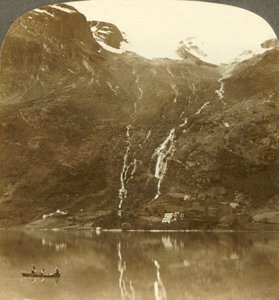 Case coloniche di Yri annidate alla base della montagna - Yri cade sul ghiacciaio, Norvegia, c1905